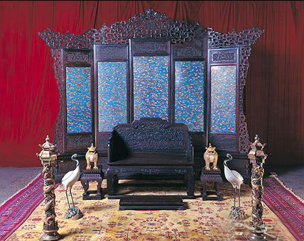 新屏风做旧冒充清代古董 懂行市民当场戳穿骗卖