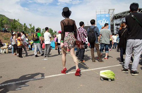 行为艺术是血腥暴力？还是寻求精神自由？