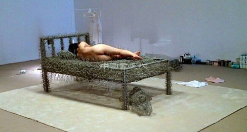 行为艺术是血腥暴力？还是寻求精神自由？